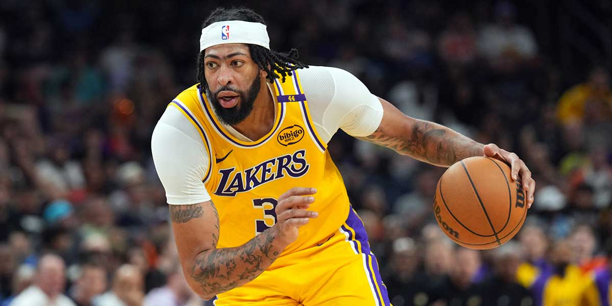 Los Angeles Lakers forward Anthony Davis (3) dribbles against the Phoenix Suns during the second half at Footprint Center.